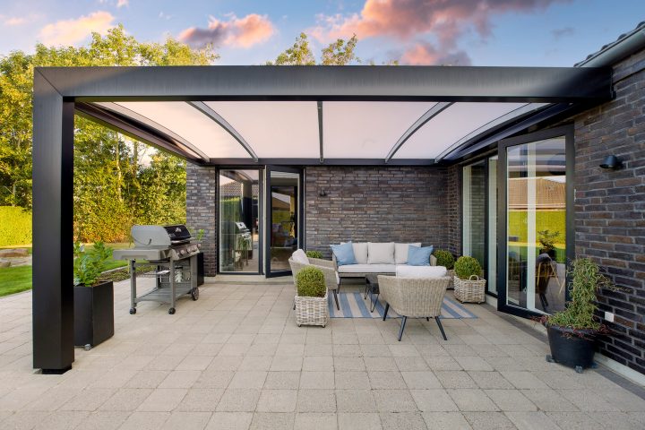 Overdækket terrasse ved huset: Sådan bliver uderummet en del af boligen
