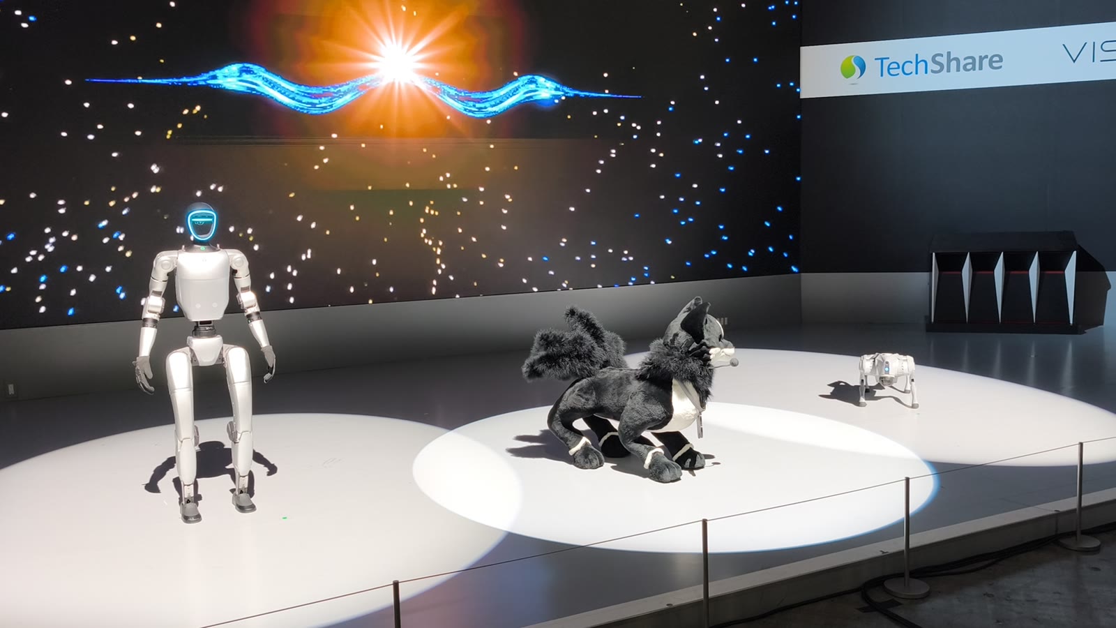 Humanoid robot af typen Unitree G1 på en scene ved Japan Mobility Show 2025